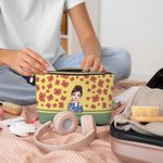 Borsa da trucco portatile personalizzata con nome fiore di nascita e ragazza in stile cartone animato regalo di compleanno e anniversario per donne