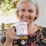 Spersonalizowany ceramiczny kubek na kawę Toile De Jouy Birth Flower z imionami i nickami Prezent urodzinowy dla kobiet z okazji Święta Dziękczynienia