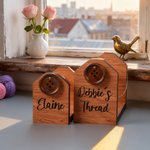 Gepersonaliseerde Knopen Houten Draadhouder met Tekst en Magneet Naaigereedschap Moederdag Verjaardagscadeau voor Naaldwerkliefhebbers