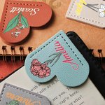 Personalisierte PU Leder Geburt Blume Herz Lesezeichen mit Namen Geburtstag Jahrestag Geschenk für Buchliebhaber Bücherwürmer