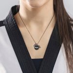 Personlig födelsesten svart bälte charm hänge kampsport halsband med namnT eam födelsedagspresent för tonårsflicka karate judo taekwondo älskare