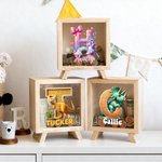 Spersonalizowana drewniana skarbonka z imieniem i nazwiskiem dla chłopców, dziewczynek i jednorożców z serii Cute Dinosaur Fantasy