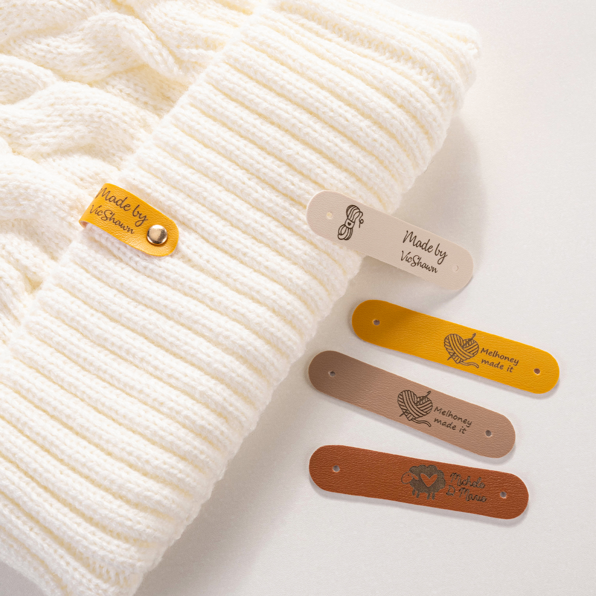 Personalisierte Handgefertigte PU-Leder Häkel Etiketten mit Text und Nieten 10er Set Strickzubehör Geschenke für DIY-Stricker und Nähliebhaber