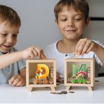 Spersonalizowana drewniana skarbonka z imieniem i nazwiskiem dla chłopców, dziewczynek i jednorożców z serii Cute Dinosaur Fantasy