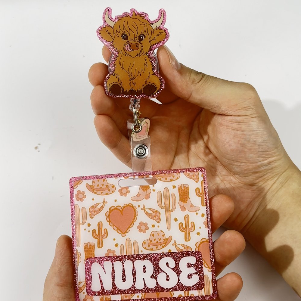 Personlig Western Cowgirl Style Highland Cow Badge Reel med text och hjärta Charm Sjuksköterskevecka Födelsedag Julklapp för sjuksköterska Medicinsk personal 4