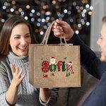 Personlig återanvändbar juteväska med julkonst och handskrivna namn perfekt julklapp för barn och familj