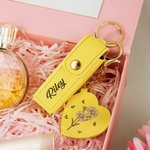 Gepersonaliseerde Geboortebloem PU Leren Naam Lippenstift Etui Sleutelhanger met Hartvormige Spiegel Make-up Essentials Verjaardag Huwelijkscadeau voor vrouwen