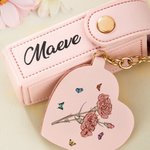 Gepersonaliseerde Geboortebloem PU Leren Naam Lippenstift Etui Sleutelhanger met Hartvormige Spiegel Make-up Essentials Verjaardag Huwelijkscadeau voor vrouwen