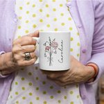 Bouquet de fleurs de naissance personnalisé 11 oz 15 oz Tasse à café en céramique avec nom Utilisation quotidienne Anniversaire Noël Cadeau pour la famille Ami