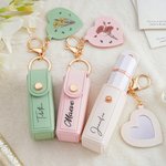 Gepersonaliseerde Geboortebloem PU Leren Naam Lippenstift Etui Sleutelhanger met Hartvormige Spiegel Make-up Essentials Verjaardag Huwelijkscadeau voor vrouwen