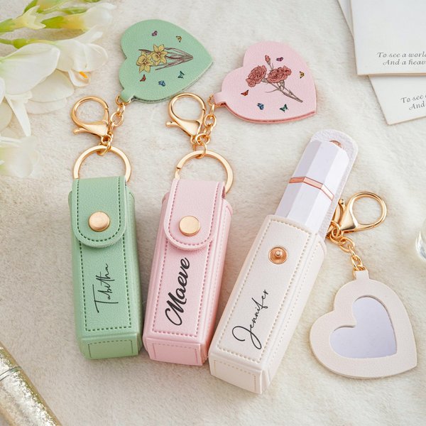 Gepersonaliseerde Geboortebloem PU Leren Naam Lippenstift Etui Sleutelhanger met Hartvormige Spiegel Make-up Essentials Verjaardag Huwelijkscadeau voor vrouwen
