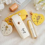 Gepersonaliseerde Geboortebloem PU Leren Naam Lippenstift Etui Sleutelhanger met Hartvormige Spiegel Make-up Essentials Verjaardag Huwelijkscadeau voor vrouwen