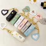 Gepersonaliseerde Geboortebloem PU Leren Naam Lippenstift Etui Sleutelhanger met Hartvormige Spiegel Make-up Essentials Verjaardag Huwelijkscadeau voor vrouwen