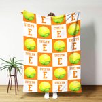 Personalisierte Kuscheldecke im Schachbrett-Design mit Ballmotiv Namen und Nummer Haus Deko Weihnachtsgeschenk für Sportliebhaber