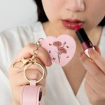 Gepersonaliseerde Geboortebloem PU Leren Naam Lippenstift Etui Sleutelhanger met Hartvormige Spiegel Make-up Essentials Verjaardag Huwelijkscadeau voor vrouwen