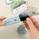 Gepersonaliseerde Geboortebloem PU Leren Naam Lippenstift Etui Sleutelhanger met Hartvormige Spiegel Make-up Essentials Verjaardag Huwelijkscadeau voor vrouwen