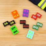 Lot de 2 étiquettes de bottes colorées imprimées en 3D et personnalisées avec texte Cadeau de remerciement pour paramédical pompier sauveteur