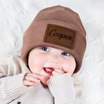 Chapeau bonnet chaud multicolore personnalisé avec nom patch en cuir PU Utilisation quotidienne Anniversaire Cadeau de douche de bébé pour 3 mois à 4 ans Bébé Toddler
