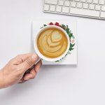 Sottobicchiere quadrato in ceramica con nome personalizzato con iniziali di ghirlanda natalizia, regalo di Natale per bambini e famiglia.
