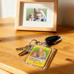 Gepersonaliseerde Ghibli Art Style Photo Poke Acryl Sleutelhanger met Attack Beschrijving en Beschermende Cover Verjaardag Verjaardagscadeau voor familie vrienden