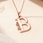 Collier personnalisé avec pendantif en forme d'initiale et nom - Style minimaliste - Cadeau anniversaire remise de diplôme pour femme