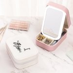 Fiore di nascita personalizzato in pelle PU LED Light Travel Jewelry Box con nome Regalo di compleanno per damigelle d'onore sorelle