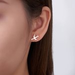 Personalizado grabado pequeño avión Minimalista Stud Pendientes con texto Dainty Joyería Cumpleaños Aniversario Regalo para Mujeres Viajar Amantes Pilotos