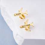 Personalizado grabado pequeño avión Minimalista Stud Pendientes con texto Dainty Joyería Cumpleaños Aniversario Regalo para Mujeres Viajar Amantes Pilotos