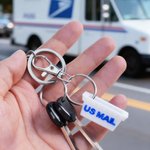Spersonalizowany brelok do kluczy z nadrukiem 3D i tekstem dla doręczycieli i pracowników poczty
