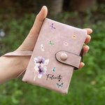 Gepersonaliseerde aquarel bloem vlinder naam PU lederen portemonnee met kaartsleuven en polsband verjaardagscadeau voor meisjes vrouwen