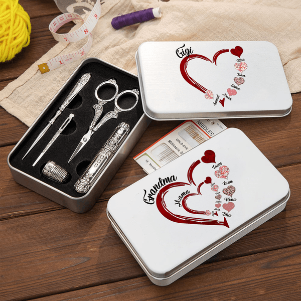 Personalisierte Familie Herz Design Tin Box und 6 Stück Nähwerkzeuge Set mit Kindernamen Weihnachten Geburtstag Geschenk für Schneiderin Nähen Liebhaber