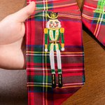 Personalizzato Natale Schiaccianoci Wreath Sash con ricamato iniziale Home Decor Regalo di Natale per gli amici della famiglia