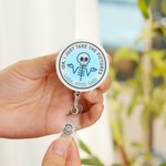 Acrílico personalizado retráctil Esqueleto Insignia Carrete con texto Cumpleaños Regalo de Navidad para enfermeras Médicos