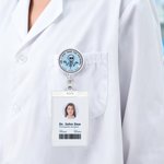 Acrílico personalizado retráctil Esqueleto Insignia Carrete con texto Cumpleaños Regalo de Navidad para enfermeras Médicos