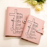 Personalisierte Bibel Vers Kreuz PU Leder Notizbuch mit Namen Stift Schlitz und Karte Taschen Taufe Hochzeit Geschenk für Christen Brautjungfern