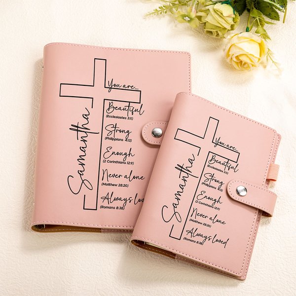 Personalisierte Bibel Vers Kreuz PU Leder Notizbuch mit Namen Stift Schlitz und Karte Taschen Taufe Hochzeit Geschenk für Christen Brautjungfern
