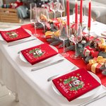 Gepersonaliseerde Rode Katoenen Kerstservet met Naam Kerstkrans Cartoon Dieren Patroon Tafeldecoratie en Kerstcadeau voor Familie en Vrienden