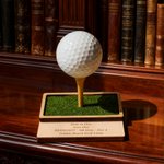 Gepersonaliseerde kunstmatige gras Golfbal Display Stand met tekst en Golf Tee Club Game Gift voor Golf liefhebbers