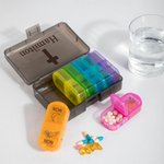 Personalisiertes Kreuz Taube Herz Betende Hände Tragbare Wöchentliche Pillen Organizer Box mit Name Medikamentenaufbewahrung Tägliches Reise Geschenk für Familie Freunde
