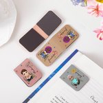 Marque-Page Magnétique en Cuir PU Personnalisé avec Fleur de Naissance Personnage de Dessin Animé et Nom Cadeau pour Amateur de Livres