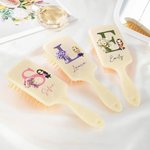 Spazzola personalizzata con bouquet di fiori di nascita iniziale e personaggio con manico lungo e nastro regalo per donne