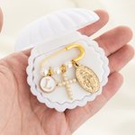 Personalisierte Kreuz Perle Sicherheit Brosche Pin mit Initial und Anhänger Sakrament Taufe Geschenk für Kinder Frauen