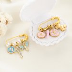 Personalisierte Kreuz Perle Sicherheit Brosche Pin mit Initial und Anhänger Sakrament Taufe Geschenk für Kinder Frauen