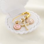 Personalisierte Kreuz Perle Sicherheit Brosche Pin mit Initial und Anhänger Sakrament Taufe Geschenk für Kinder Frauen