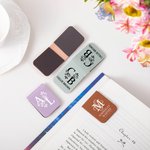 Personlig blomstermonogram med initialnavn Magnetisk bokmerkeklips i lær Lesing Papirvarer Bursdagsgave til bokelskere