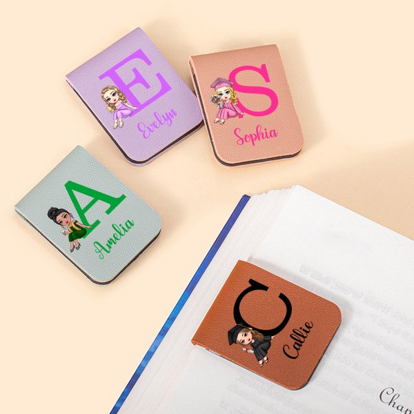 Gepersonaliseerde Cartoon Afgestudeerde Initiaal Magnetische Boekenlegger Clip met Naam Verjaardag Afstudeercadeau voor Boekenliefhebber Boekwurm