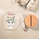 Personoitu nimellä varustettu akryylinen LED yövalo jossa on söpöjä eläinhahmoja ja kukkakransseja puinen jalusta lasten syntymäpäivä tai joululahja
