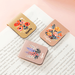 Personalisierter magnetischer PU-Leder Lesezeichen Clip mit Geburtblume Namen Geburtstag Geschenk für Leseliebhaber Bücherwürmer