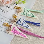 Henkilökohtainen Monivärinen Sorority Name Pennant Avaimenperä Bow Charm Founders' Day Bid Day Gift for Sorors | Callie × Affinity Licensing