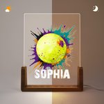 Henkilökohtainen Splatter Style Ball Design Akryyli LED-yövalo, jossa on puinen pohja ja nimi numero Desk Decor Syntymäpäivälahja urheilun ystäville